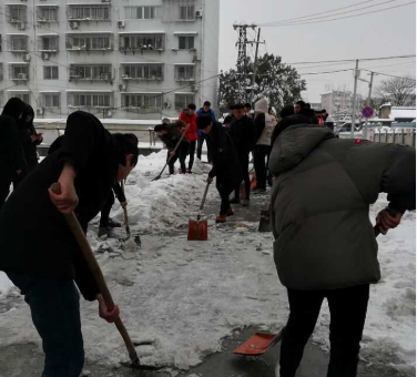 我校师生齐心协力共同开展铲除积雪活动(图4)