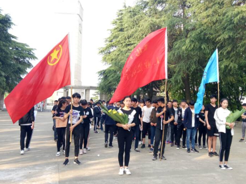 缅怀革命先烈,弘扬爱国主义精神——湖北省工业建筑学校清明节扫墓活动(图1)