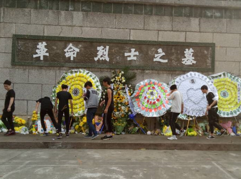 缅怀革命先烈,弘扬爱国主义精神——湖北省工业建筑学校清明节扫墓活动(图2)