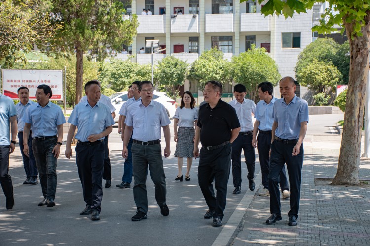 下基层察民情解民忧暖民心 | 湖北联投领导深入联系服务学校走访调研(图1)