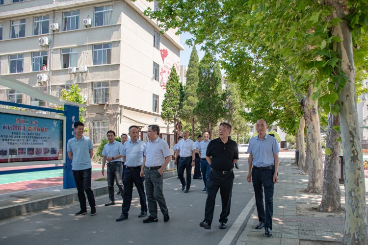 下基层察民情解民忧暖民心 | 湖北联投领导深入联系服务学校走访调研(图5)