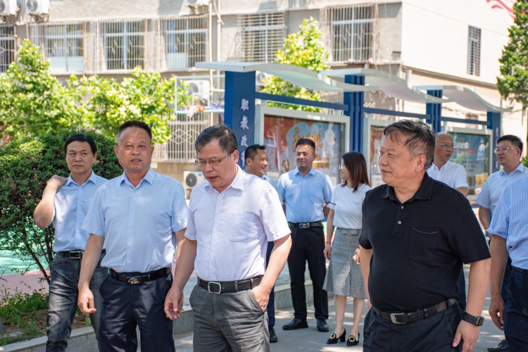 下基层察民情解民忧暖民心 | 湖北联投领导深入联系服务学校走访调研(图2)