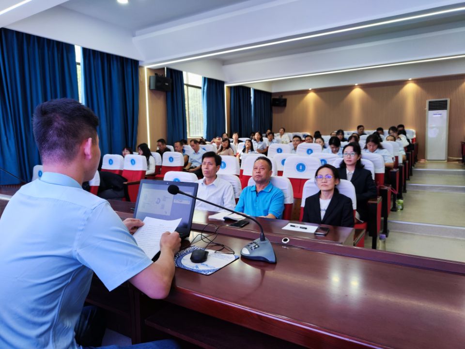 以赛促教，经验共享-我校举行教师经验交流会(图1)