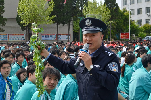 我校开展法制安全教育"大讲堂"(图2)