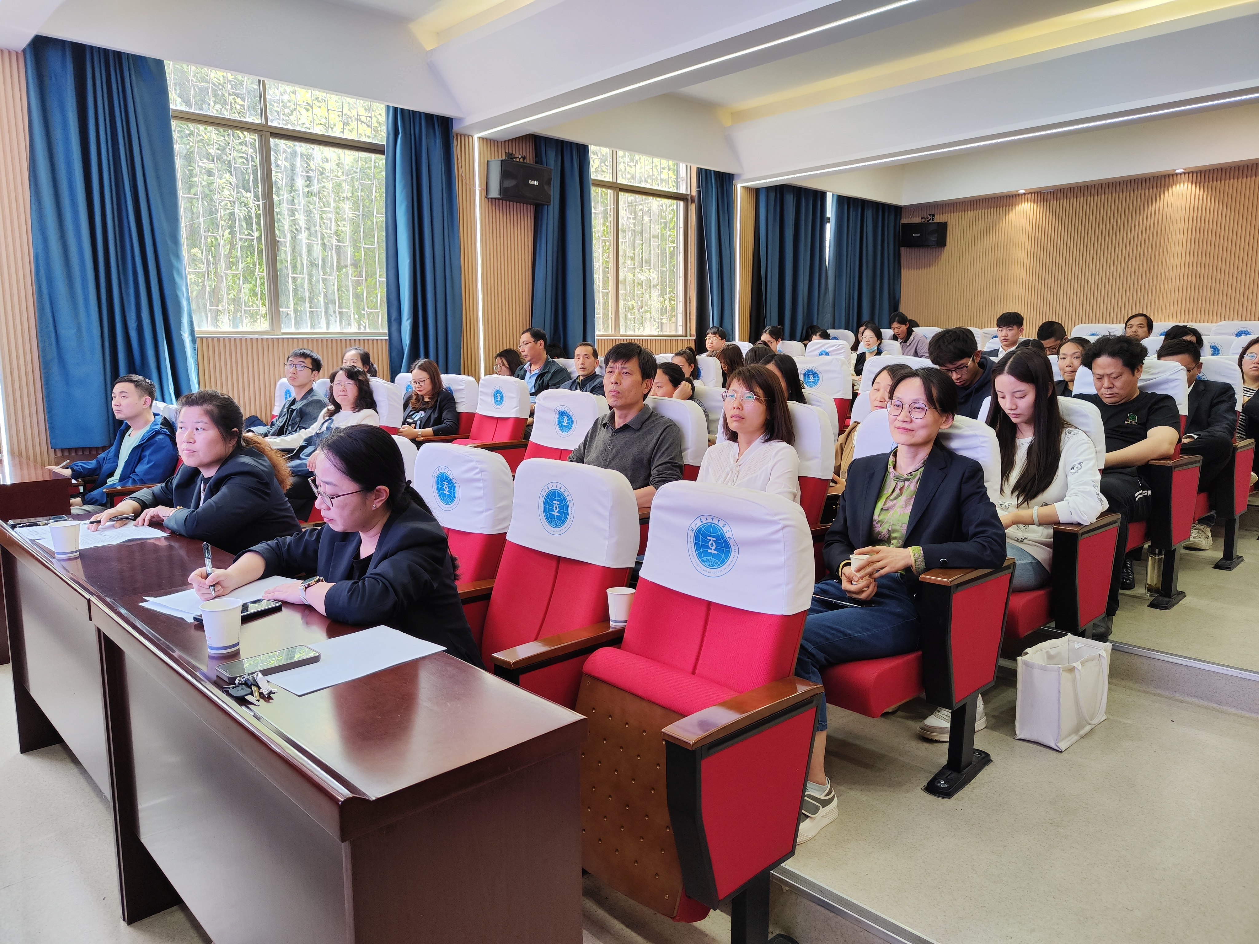 襄阳市建筑专业中心组教研活动在我校举办(图2)