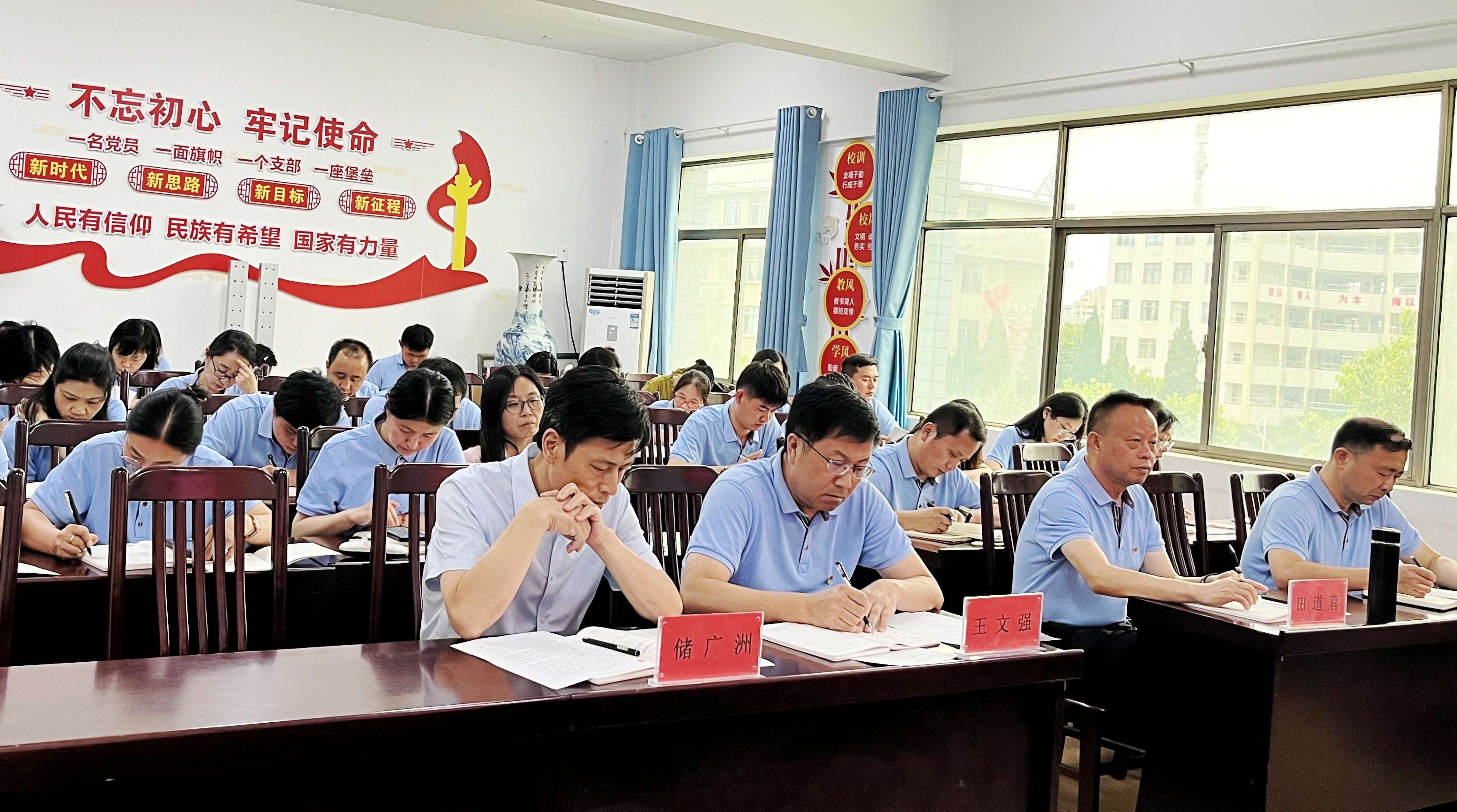 学校召开党员干部党纪学习教育专题读书班暨党委理论学习中心组（扩大）学习会议(图2)