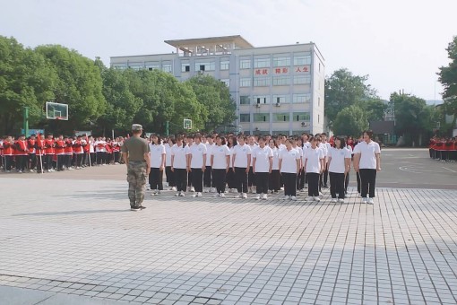 2020年秋新生军训汇报表演暨开学典礼(图4)