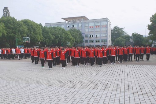 2020年秋新生军训汇报表演暨开学典礼(图3)