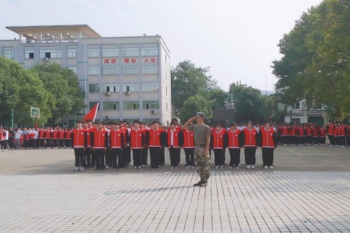 2020年秋新生军训汇报表演暨开学典礼(图2)