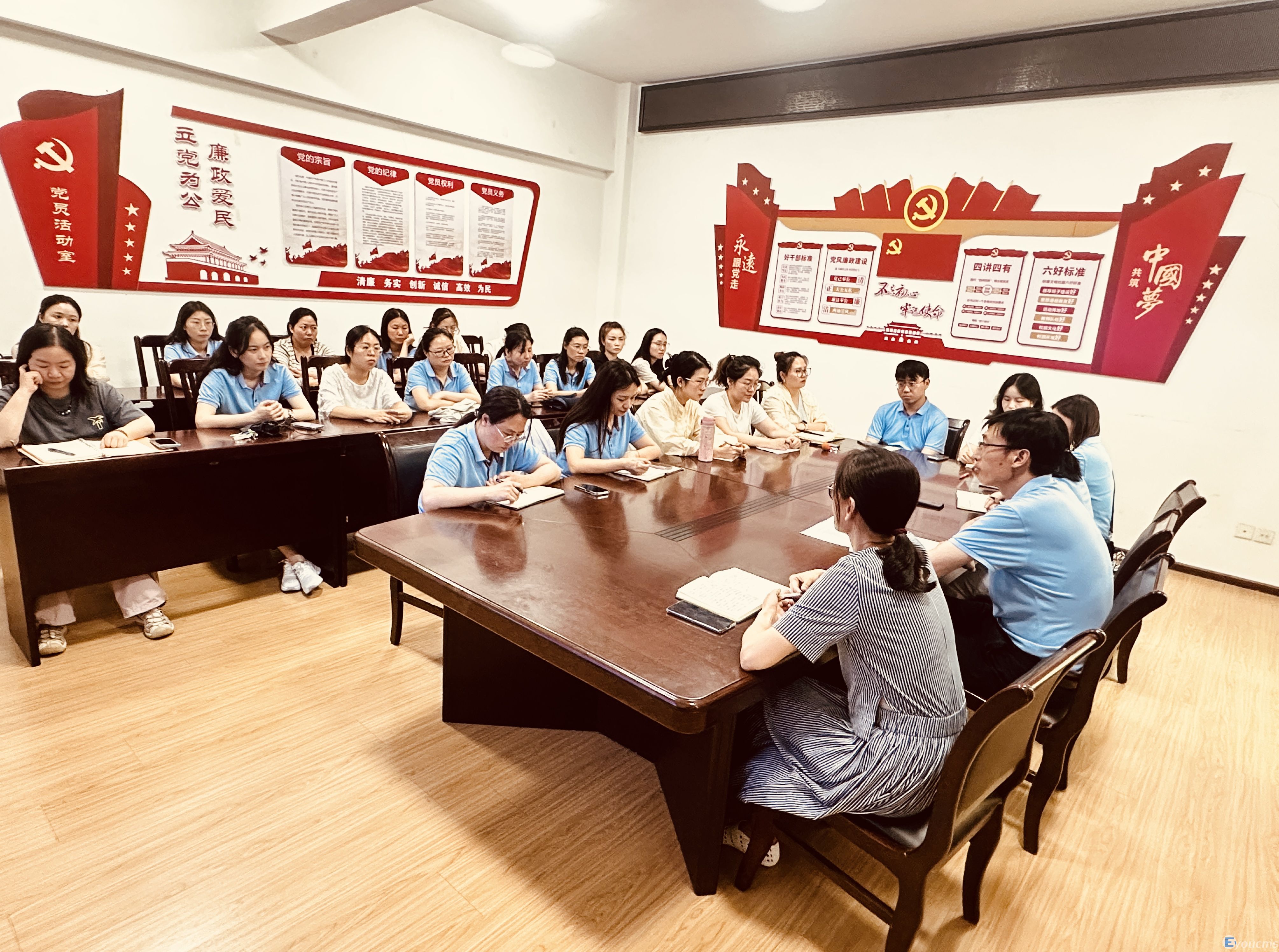 凝心聚力，冲刺巅峰 ——学校召开2025年襄阳市教师教学能力比赛备赛推进会(图2)