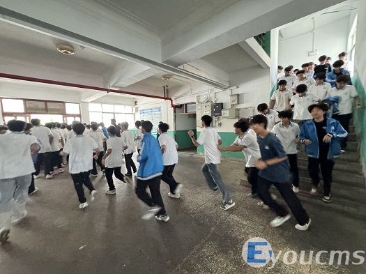 我校开展安全应急疏散演练(图2)
