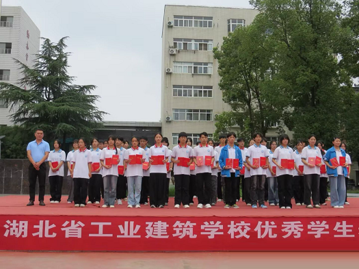 学校举行2024-2025学年优秀学生表彰活动(图3)