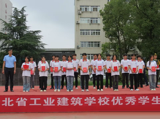 学校举行2024-2025学年优秀学生表彰活动(图4)