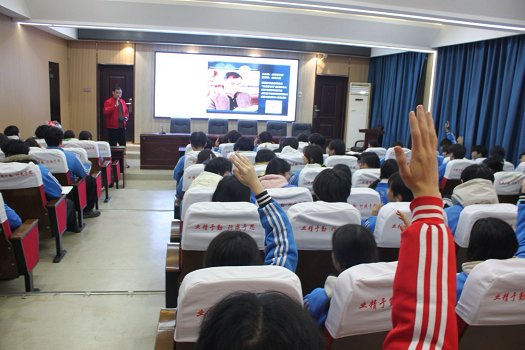 学校开展”名师进校园”读书分享会(图2)