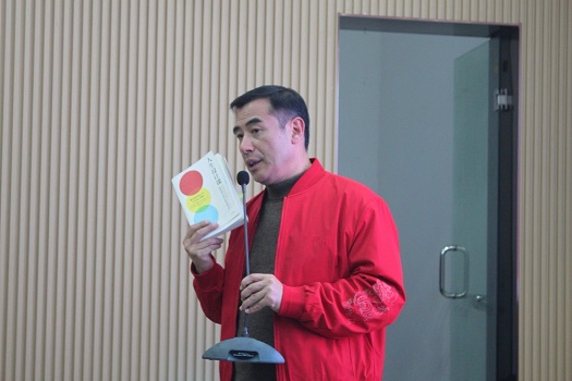 学校开展”名师进校园”读书分享会(图1)