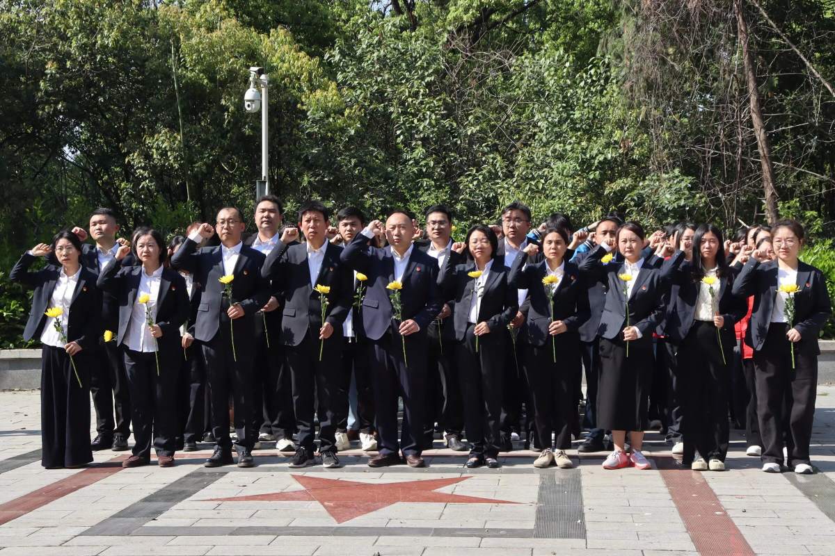 缅怀先烈砺初心 党课铸魂强使命 我校开展清明祭扫革命烈士陵园活动(图2)