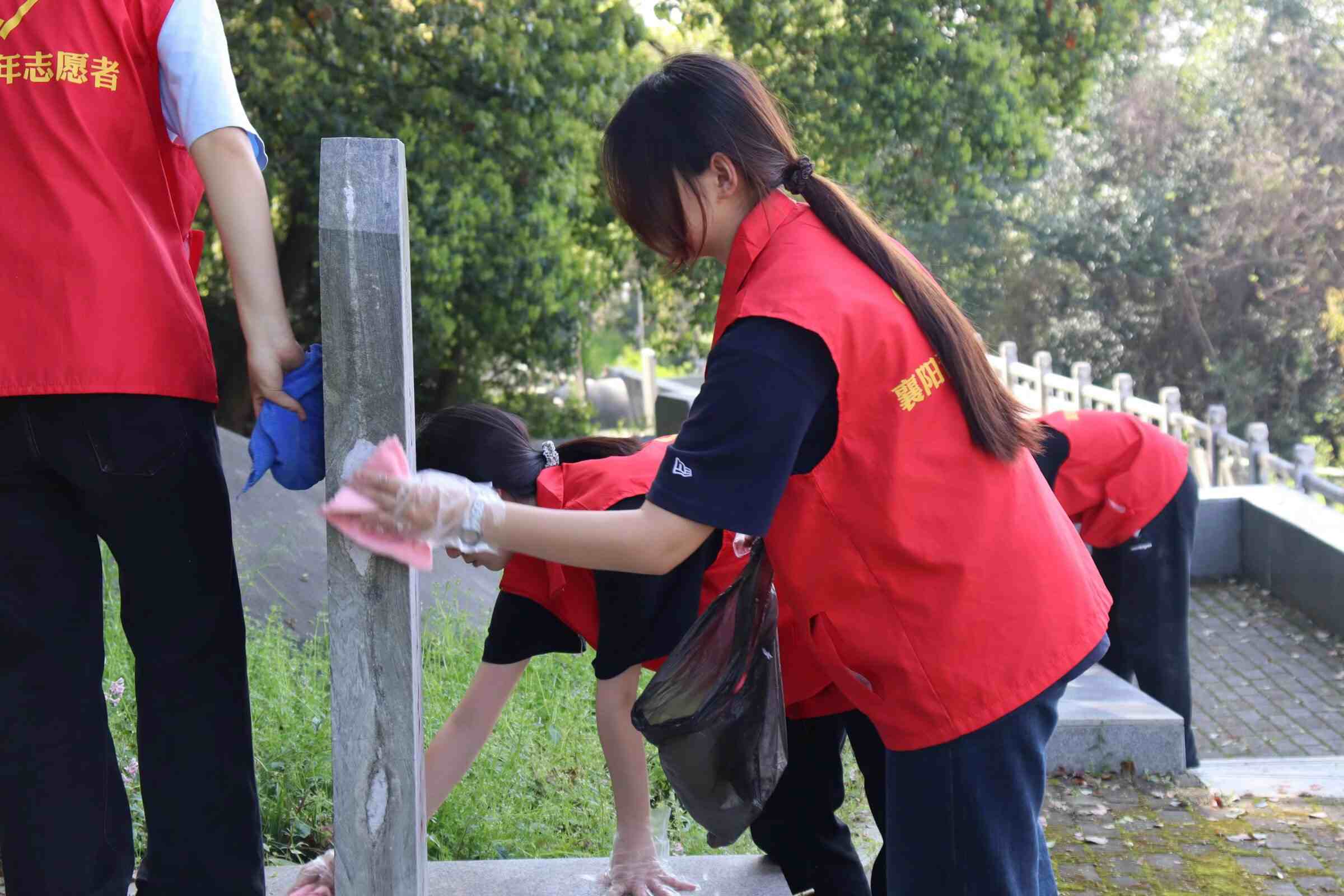 缅怀先烈砺初心 党课铸魂强使命 我校开展清明祭扫革命烈士陵园活动(图5)