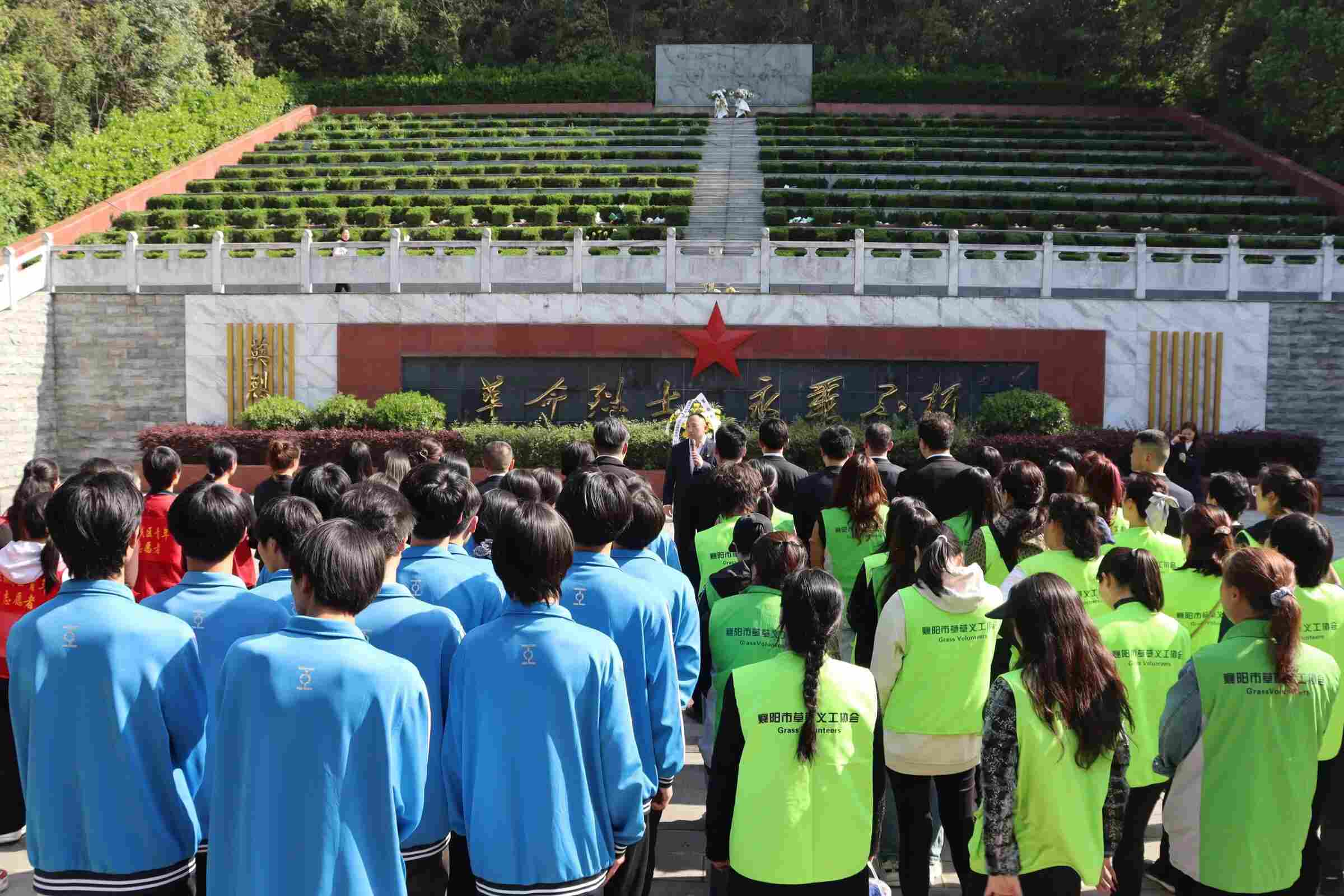 缅怀先烈砺初心 党课铸魂强使命 我校开展清明祭扫革命烈士陵园活动(图6)