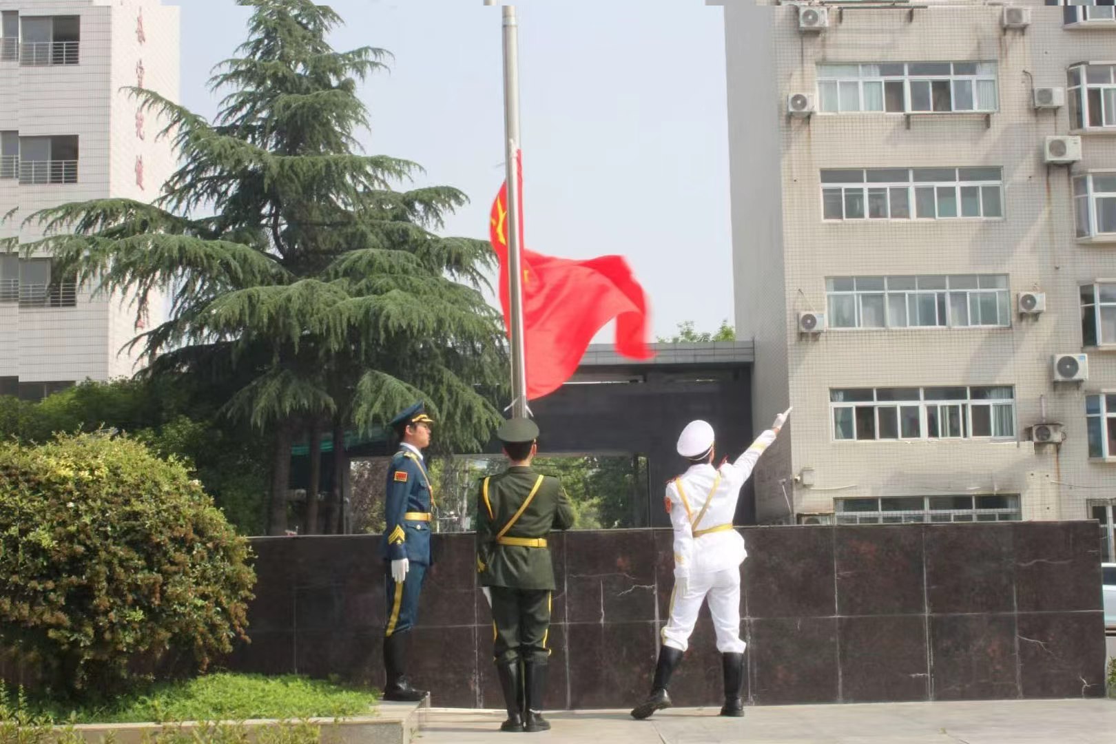 我校举行第十一周升旗仪式(图1)