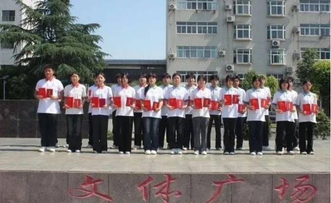 我校开展2025-2026学年优秀团员表彰暨新团员入团仪式(图1)
