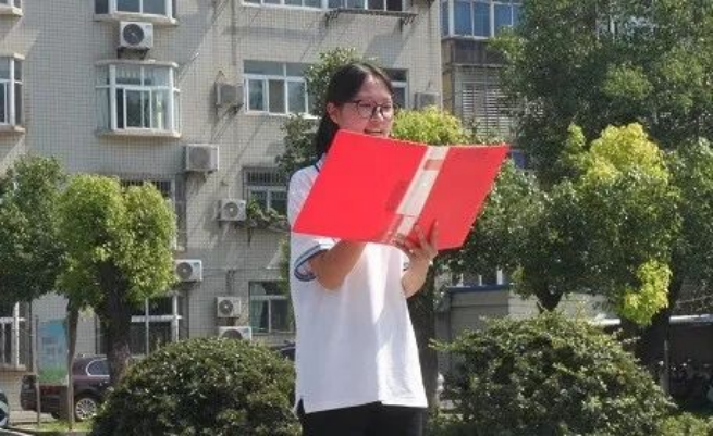 我校开展2025-2026学年优秀团员表彰暨新团员入团仪式(图2)