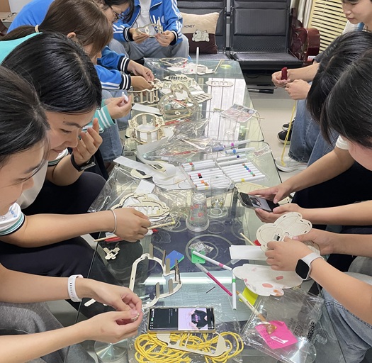 我校“心灵之家”心理社团开展中秋月兔灯笼手工活动(图2)