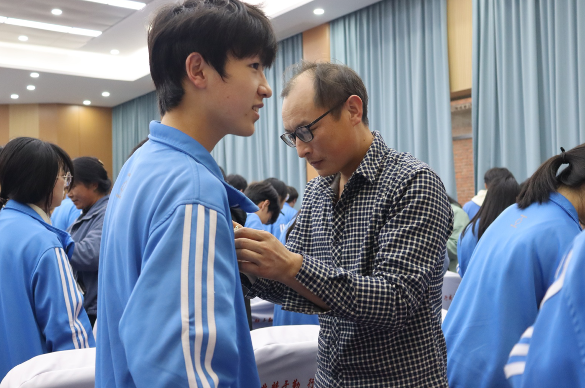 家校同心筑后盾 凝心聚力冲本科 ——2407、2408班高三备考冲刺家长会侧记(图3)