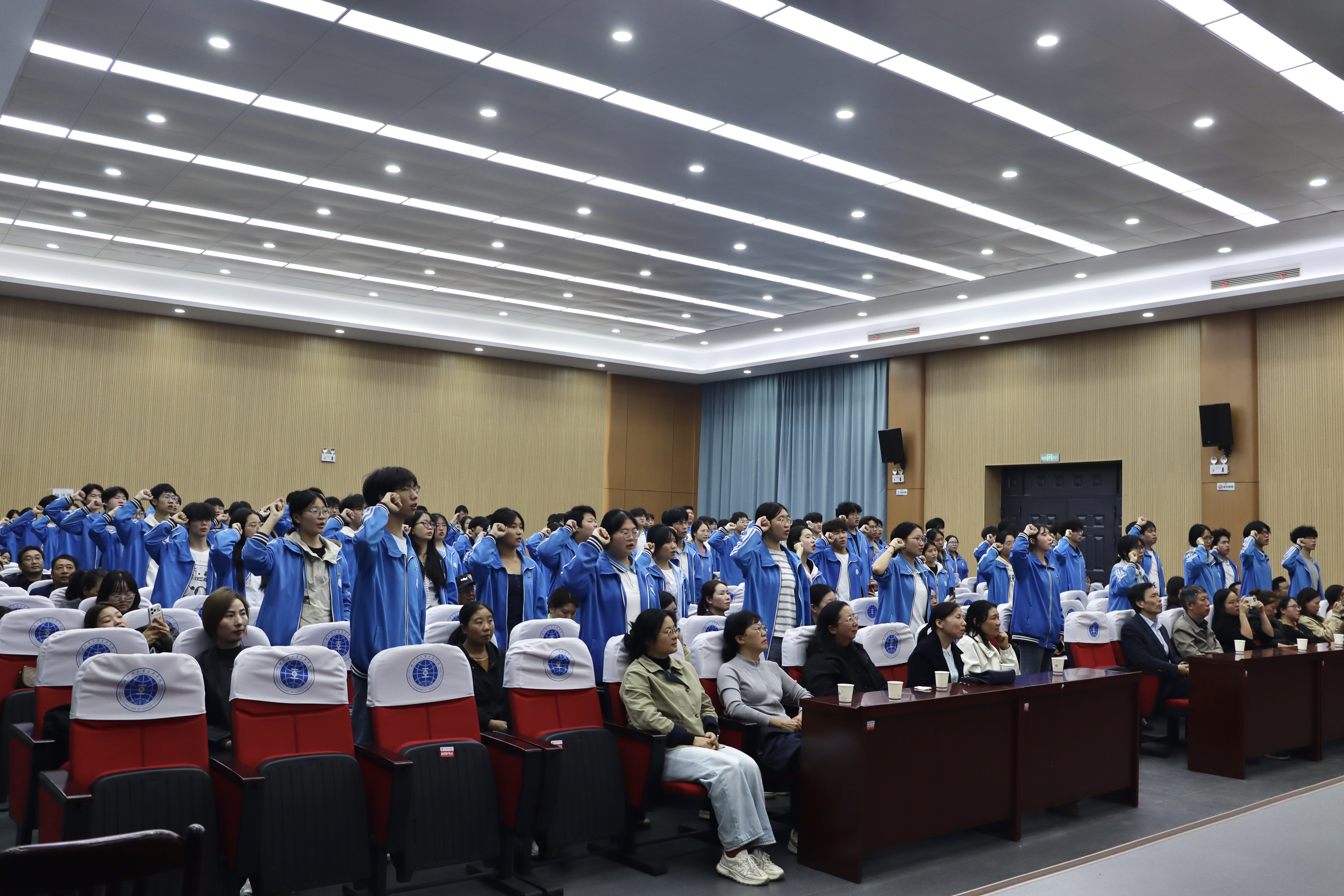 家校同心筑后盾 凝心聚力冲本科 ——2407、2408班高三备考冲刺家长会侧记(图4)